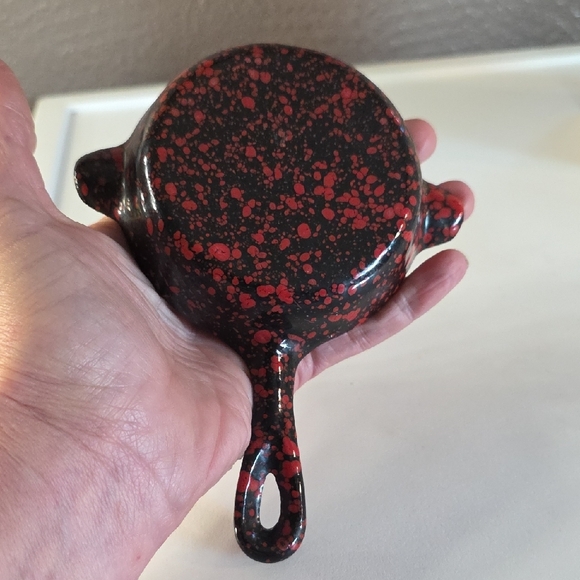 Black and Red Speckled Mini Cast Iron Skillet Ashtray - Picture 3 of 3